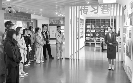 <br> ■全体党员参观党员组织生活馆 ■图片来源/燕山大学<br><br>