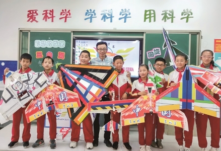 <br>          ■兰学渊（左四）和学生展示自行研发的飞行器<br><br>        
