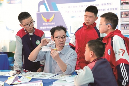 <br>          ■兰学渊﹙左二﹚在为孩子们讲解飞行器原理<br><br>        