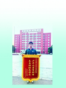 <br>          ■张俊哲收到获救同学家长赠送的锦旗<br><br>        