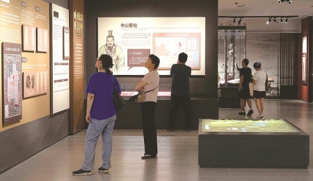 <br>          ■5月15日，参观者在石家庄东垣古城遗址陈列馆观看展览 ■供图/新华社<br><br>        