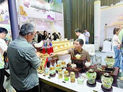 <br>          ■在首届中国新文创市集暨潮玩游园会上，游客在选购文创产品<br><br>        