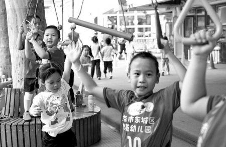 <br>          ■5月27日，北京市东城区欣苑幼儿园的孩子在玩游戏<br><br>        