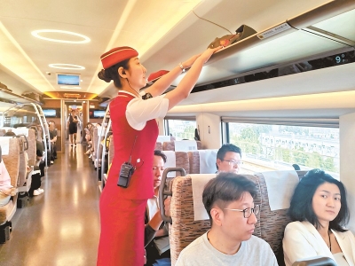 <br>          ■5月27日，在京津冀环线高铁列车上，列车长正在整理行李架上的物品<br><br>        