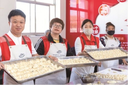 <br>          ■共青团唐山市路北区委组织青年志愿者为老人包饺子<br><br>        