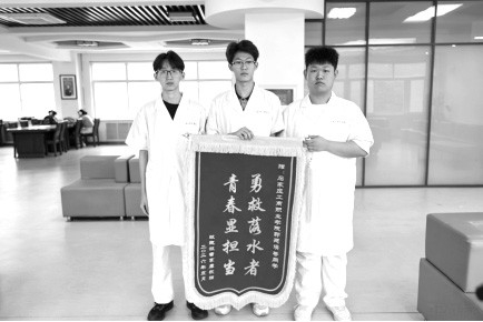 <br>          ■三名救人学生收到锦旗 ■供图/石家庄工商职业学院<br><br>        