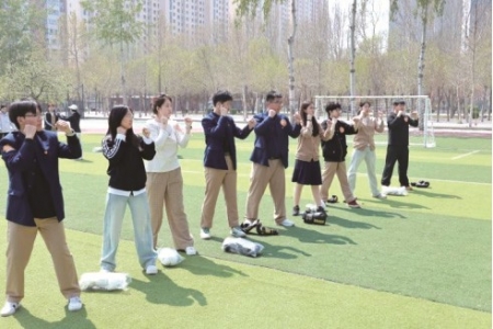 <br>          ■河北工程技术学院的学生在进行拳击训练<br><br>        