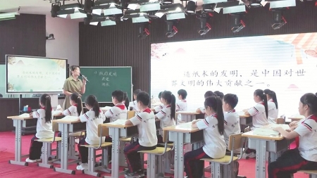 <br>          ■《纸的发明》教学展示现场 ■图片来源/保定教育发布微信公众号<br><br>        