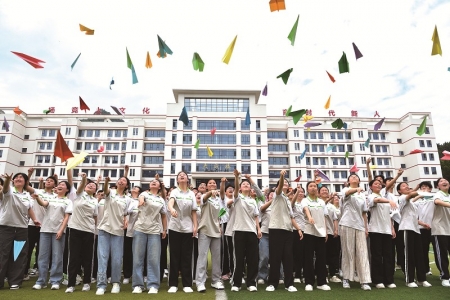 <br>          ■6月2日，在湖北省襄阳市保康县第一中学，高三学生在操场上放飞写有自己心愿的纸飞机<br><br>        