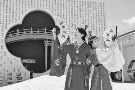 <br>          ■在唐山河头老街，演员扮演的李白在和游客互动<br><br>        