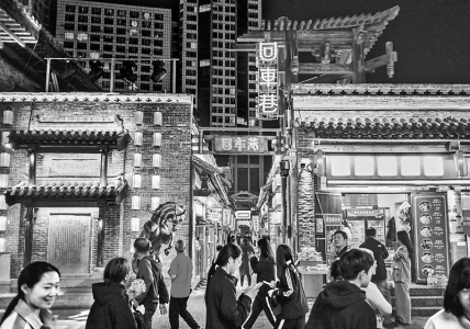 <br>          ■游客在邯郸道历史文化街区品成语韵味，寻古迹遗风<br><br>        