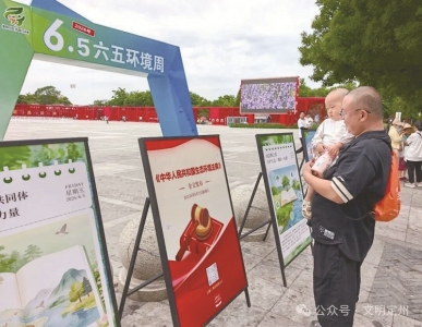 <br>          ■市民在活动现场观看环保科普宣传<br><br>        