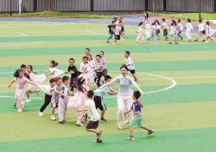 <br>          ■在石家庄市草场街小学教育集团盛世小学的操场上，老师和学生一起做游戏 ■摄/石家庄日报记者董永博<br><br>        