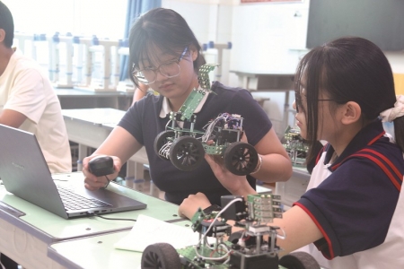<br> ■机器人工程任务挑战赛现场,学生们在调试机器<br><br>