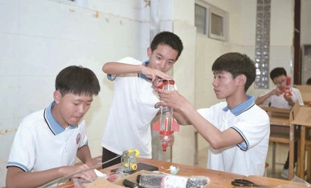 <br> ■比赛现场,学生们通力合作,一起组装水火箭<br><br>