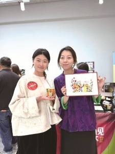 <br>          ■高佳（左）与乔琳在2026世界杯官方授权商品线下订货会上<br><br>        