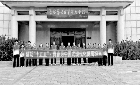 <br>          ■实践队员在晋察冀边区革命纪念馆合影<br><br>        