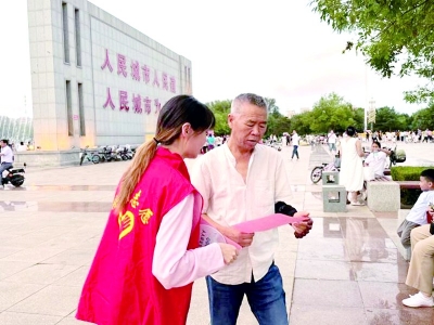 <br>          ■青龙满族自治县青年志愿者向老年人做反诈宣传<br><br>        