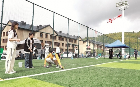 <br>          ■河北省第二届中小学科学运动会上，参赛选手在进行水火箭打靶赛项目的比拼<br><br>        