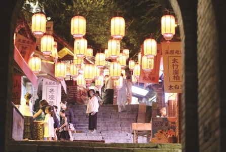 <br>          ■8月21日，游客在河南济源愚公村王屋老街夜市游玩<br><br>        