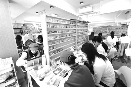 <br>          ■<br>人们在西安市一家拼豆店内玩拼豆<br><br>        