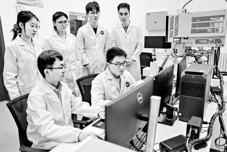 <br>          ■3月12日，燕山大学材料科学与工程学院青年教师张俊松（前排左一）带领学生做实验<br><br>        