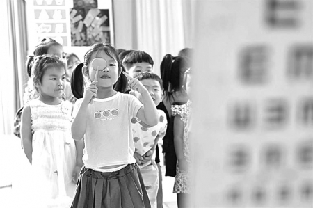 <br>          ■河南沁阳市第一幼教集团白庄村幼儿园的小朋友在进行视力检测<br><br>        